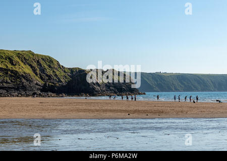 Grand Haven, Pays de Galles, Royaume-Uni. 30 juin 2018. Les gens apprécient la dernière de la vague de juin sur la plage de Grand Haven et Littlehaven en Galles du Sud. Thomas crédit Faull / Alamy Live News Banque D'Images