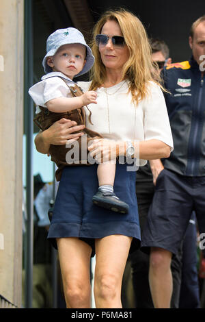 Red Bull Ring, Spielberg, la Russie. 1er juillet 2018. La chanteuse britannique Geri Halliwell porte son fils avant de l'Autrichien Grand Prix de Formule 1 lors du Red Bull Ring de Spielberg, en Autriche, le 1 juillet 2018. Credit : Jure Makovec/Alamy Live News Banque D'Images