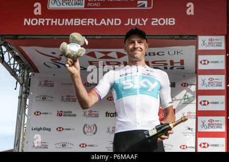 Northumberland, Royaume-Uni. 1er juillet 2018. Ian Stannard Équipe Sky reçoit le prix des peuples dans l'Élite Mens Race : Crédit Crédit : Dan Dan Cooke Cooke/Alamy Live News Banque D'Images