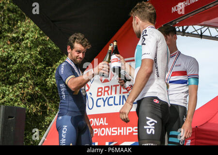 Northumberland, Royaume-Uni. 1er juillet 2018. Les podiums fête avec champagne dans la course élite hommes : Crédit Crédit : Dan Dan Cooke Cooke/Alamy Live News Banque D'Images