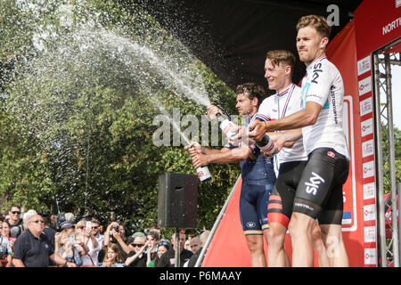 Northumberland, Royaume-Uni. 1er juillet 2018. Les podiums fête avec champagne dans la course élite hommes : Crédit Crédit : Dan Dan Cooke Cooke/Alamy Live News Banque D'Images