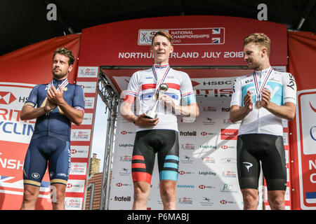 Northumberland, Royaume-Uni. 1er juillet 2018. Connor Swift, de Madison Genèse remporte l'or Adam Blythe de Aqua bleu argent Sport et Owain Doull MBE de l'équipe Sky de bronze dans la course élite hommes : Crédit Crédit : Dan Dan Cooke Cooke/Alamy Live News Banque D'Images