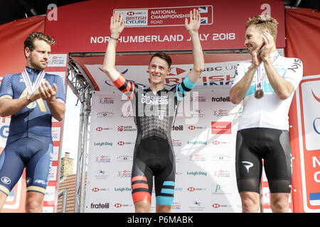 Northumberland, Royaume-Uni. 1er juillet 2018. Connor Swift, de Madison Genèse remporte l'or Adam Blythe de Aqua bleu argent Sport et Owain Doull MBE de l'équipe Sky de bronze dans la course élite hommes : Crédit Crédit : Dan Dan Cooke Cooke/Alamy Live News Banque D'Images