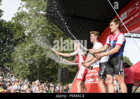 Northumberland, Royaume-Uni. 1er juillet 2018. Gagnants de la course au titre 23 mens célébrer avec champagne dans la course élite hommes : Crédit Crédit : Dan Dan Cooke Cooke/Alamy Live News Banque D'Images