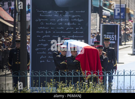 Paris, Ile de France, France. 1er juillet 2018. Les soldats sont vu porter cercueils de la personne décédée au cours de la cérémonie.enterrement au Panthéon de l'ancien homme politique français, et survivant de l'Holocauste, Simone Veil et son mari Antoine Veil à Paris. L'ancien ministre de la santé, Simone Veil, qui est décédé le 30 juin 2017, devient président du Parlement européen et l'un des plus vénérés par les hommes politiques prônant la loi de 1975 légalisant l'avortement en France. Credit : Thierry Le Fouille/SOPA Images/ZUMA/Alamy Fil Live News Banque D'Images