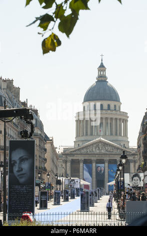 Paris, Ile de France, France. 1er juillet 2018. Une vue de l'entrée au Panthéon au cours de la cérémonie d'inhumation.cérémonie d'inhumation au Panthéon de l'ancien homme politique français, et survivant de l'Holocauste, Simone Veil et son mari Antoine Veil à Paris. L'ancien ministre de la santé, Simone Veil, qui est décédé le 30 juin 2017, devient président du Parlement européen et l'un des plus vénérés par les hommes politiques prônant la loi de 1975 légalisant l'avortement en France. Credit : Thierry Le Fouille/SOPA Images/ZUMA/Alamy Fil Live News Banque D'Images