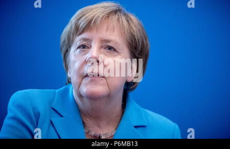 Dpatop - 01 juillet 2018, l'Allemagne, Berlin : la chancelière allemande Angela Merkel (CDU) en attendant le début d'une réunion de l'exécutif de la CDU à Konrad Adenauer Haus. Des politiciens de la CDU et CSU sont parties pour discuter de la politique d'asile à des réunions séparées. Photo : Michael Kappeler/dpa Banque D'Images