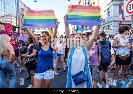Milan, Italie. Jun 30, 2018. Deux femmes tenant des drapeaux arc-en-ciel au cours de la fierté 2018 de Milan. Milan, Italie. Le 30 juin 2018. Gentiane : crédit Polovina/Alamy Live News Banque D'Images