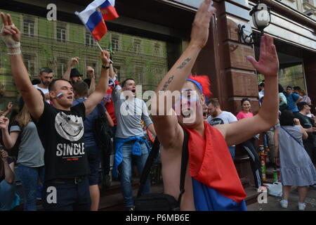 Moscou, Russie. 1er juillet 2018. Coupe du Monde de la FIFA 2018 en Russie. Fédération de fans pendant le match France - Espagne 1/8 de finale, dans les rues de Moscou. Crédit : Pavel Kashaev/Alamy Live News Banque D'Images