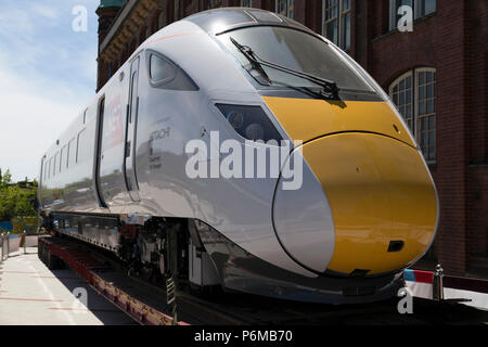 Une locomotive Azuma du chemin de fer nord-est de Londres, à l'extérieur du Discovery Museum, à Newcastle upon Tyne, au Royaume-Uni. Les moteurs sont fabriqués par Hitachi et utilisés pour les services interurbains sur la ligne InterCity East Coast entre Londres et Édimbourg. Banque D'Images