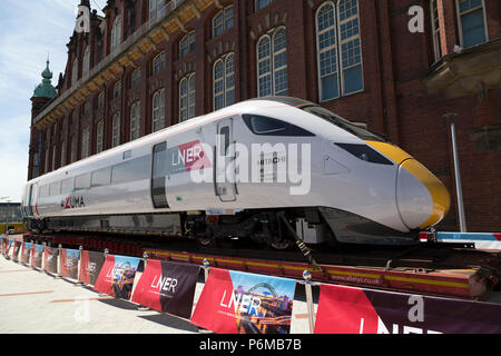 Une locomotive Azuma du chemin de fer nord-est de Londres, à l'extérieur du Discovery Museum, à Newcastle upon Tyne, au Royaume-Uni. Les moteurs sont fabriqués par Hitachi et utilisés pour les services interurbains sur la ligne InterCity East Coast entre Londres et Édimbourg. Banque D'Images