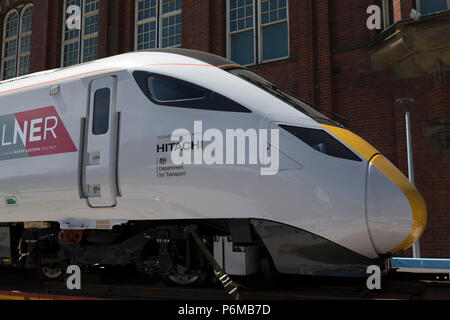 Une locomotive Azuma du chemin de fer nord-est de Londres, à l'extérieur du Discovery Museum, à Newcastle upon Tyne, au Royaume-Uni. Les moteurs sont fabriqués par Hitachi et utilisés pour les services interurbains sur la ligne InterCity East Coast entre Londres et Édimbourg. Banque D'Images