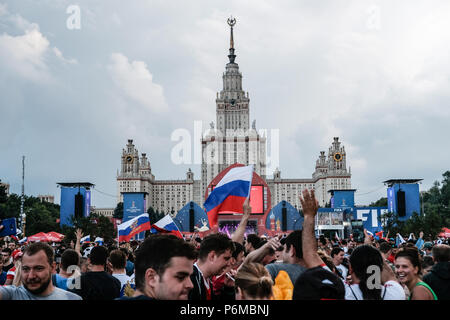 Moscou, Russie. 30 Juin, 2018. Les partisans Russes célèbrent la victoire contre l'Espagne dans FIFA 2018. Crédit : Marco Ciccolella/Alamy Live News Banque D'Images