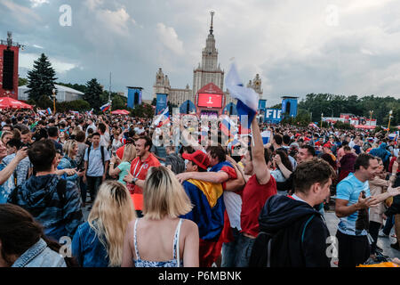 Moscou, Russie. 30 Juin, 2018. Les partisans Russes célèbrent la victoire contre l'Espagne dans FIFA 2018. Crédit : Marco Ciccolella/Alamy Live News Banque D'Images