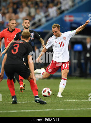 Nizhny Novgorod, Russie. 1er juillet 2018. Christian Eriksen (R) du Danemark pousses durant la Coupe du Monde FIFA 2018 ronde de 16 match entre la Croatie et le Danemark à Nijni Novgorod, Russie, le 1 juillet 2018. Crédit : Du Yu/Xinhua/Alamy Live News Banque D'Images