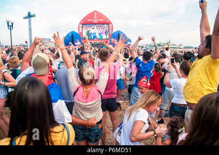 KAZAN, RUSSIE - 1 juillet, 2018 : la Russie football fans cheering at Kazan Fan Fest Zone après la victoire de la Russie dans l'Espagne contre la Russie match. Aygul Crédit : Sarvarova/Alamy Live News Banque D'Images