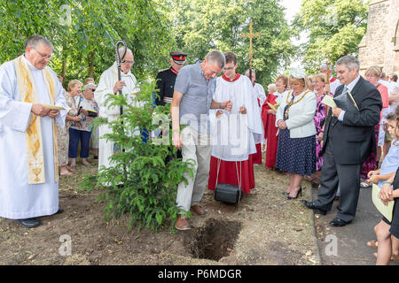 Warrington, Royaume-Uni. 01 juillet 2018 - La Finale le service du dimanche a été prise à l'extérieur de l'église où un arbre d'if a été planté par la Rcbd Karen Mundry, le maire de Warrington, et Thomas David Briggs, MBE, KstJ, Lord Lieutenant de Cheshire alors que le service et des prières ont été organisées par le révérend Michael Ridley, Vicaire de St Thomas' et le Très Révérend Dr Peter Forster, évêque de Chester Crédit : John Hopkins/Alamy Live News Banque D'Images