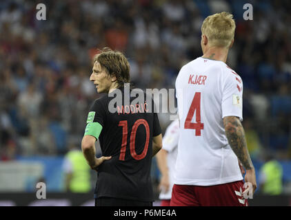 Nizhny Novgorod, Russie. 1er juillet 2018. Luka Modric (L) de la Croatie réagit après avoir manqué un penalty lors de la Coupe du Monde FIFA 2018 ronde de 16 match entre la Croatie et le Danemark à Nijni Novgorod, Russie, le 1 juillet 2018. La Croatie a gagné 4-3 (3-2 en tirs de barrage) et avancé pour le quart de finale. Credit : Lui Siu Wai/Xinhua/Alamy Live News Banque D'Images