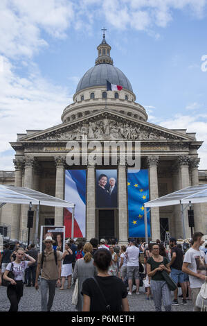 Paris, Ile de France, France. 1er juillet 2018. Un portrait du défunt se bloque entre deux drapeaux.La cérémonie d'inhumation de l'ancien homme politique français, et survivant de l'Holocauste, Simone Veil et son mari Antoine Veil au Panthéon à Paris. L'ancien ministre de la santé, Simone Veil, qui est décédé le 30 juin 2017, devient président du Parlement européen et l'un des plus vénérés par les hommes politiques prônant la loi de 1975 légalisant l'avortement en France. Credit : Thierry Le Fouille/SOPA Images/ZUMA/Alamy Fil Live News Banque D'Images