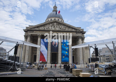 Paris, Ile de France, France. 1er juillet 2018. Un portrait du défunt se bloque entre deux drapeaux.La cérémonie d'inhumation de l'ancien homme politique français, et survivant de l'Holocauste, Simone Veil et son mari Antoine Veil au Panthéon à Paris. L'ancien ministre de la santé, Simone Veil, qui est décédé le 30 juin 2017, devient président du Parlement européen et l'un des plus vénérés par les hommes politiques prônant la loi de 1975 légalisant l'avortement en France. Credit : Thierry Le Fouille/SOPA Images/ZUMA/Alamy Fil Live News Banque D'Images