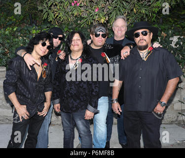 Hollywood, Californie, USA. 30 Juin, 2018. Ed Fierro, Dusty Lang, Joey Durant, Anthony Appello, Rick Thompson, gestionnaire, et Joe Mendoza des Six Gun Sal Band participant à la "Rock & Roll batteur Joey Durant's Wedding Celebration' au Rainbow Bar & Grill, à Hollywood, Californie le 30 juin 2018. Credit : Sheri Determan/Alamy Live News Banque D'Images