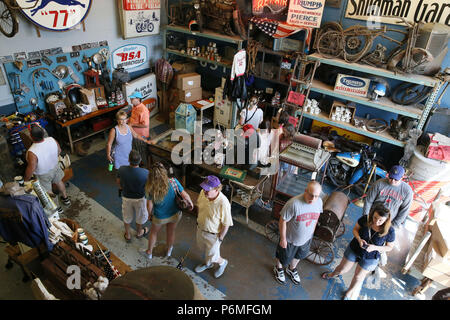 Le Claire, Iowa, États-Unis. 30 Juin, 2018. À l'intérieur de Mike Wolfe's Antique Archéologie shop à Le Claire, de l'Iowa Samedi 30 Juin, 2018. Crédit : Kevin E. Schmidt/ZUMA/Alamy Fil Live News Banque D'Images