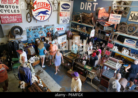 Le Claire, Iowa, États-Unis. 30 Juin, 2018. À l'intérieur de Mike Wolfe's Antique Archéologie shop à Le Claire, de l'Iowa Samedi 30 Juin, 2018. Crédit : Kevin E. Schmidt/ZUMA/Alamy Fil Live News Banque D'Images