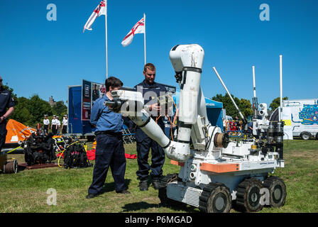 Stirling, Stirlingshire, UK. 30 Juin, 2018. Un robot utilisé comme une démo pour la Royal Navy, l'équipe de neutralisation des bombes. Derrière le robot, l'opérateur peut être vue montrant les commandes pour un jeune homme.Stirling montre son soutien de l'armée britannique dans le cadre de la Journée des Forces armées britanniques. La journée a commencé par un défilé dans la rue du Port et s'est terminé à Kings Park. Une petite manifestation anti-guerre ont pris part à l'extérieur mais c'était petit et paisible. La journée a été remplie d'événements, expositions, manifestations et activités pour les enfants telles que les murs d'escalade et des châteaux gonflables. (Crédit Image : Banque D'Images