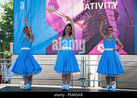 Stirling, Stirlingshire, UK. 30 Juin, 2018. Le style des années 1950 groupe ''The Kennedy Cup Cakes'' danser sur scène pendant une pause lors de l'événement.Stirling montre son soutien de l'armée britannique dans le cadre de la Journée des Forces armées britanniques. La journée a commencé par un défilé dans la rue du Port et s'est terminé à Kings Park. Une petite manifestation anti-guerre ont pris part à l'extérieur mais c'était petit et paisible. La journée a été remplie d'événements, expositions, manifestations et activités pour les enfants telles que les murs d'escalade et des châteaux gonflables. Crédit : Stewart Kirby/SOPA Images/ZUMA/Alamy Fil Live News Banque D'Images