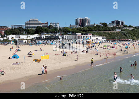 Les gens affluent À LA PLAGE DE BOURNEMOUTH DANS LA DERNIÈRE SEMAINE DE JUIN pendant la canicule 2018 UK. Banque D'Images