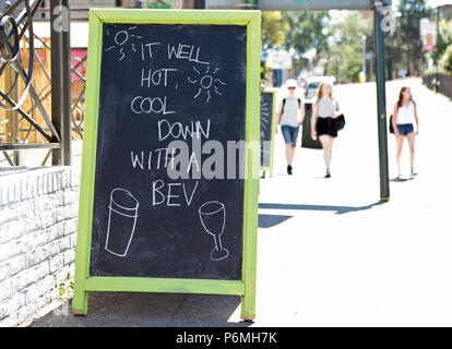 Un drôle de signe dans un bar à Bournemouth pendant UK CANICULE, invitant les gens pour un verre de refroidir 25 juin 2018 Banque D'Images