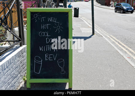 Un drôle de signe dans un bar à Bournemouth pendant UK CANICULE, invitant les gens pour un verre de refroidir 25 juin 2018 Banque D'Images