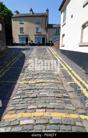 Une petite rue pavée du centre de Birmingham avec double lignes jaunes indiquant pas de stationnement à tout moment. Banque D'Images