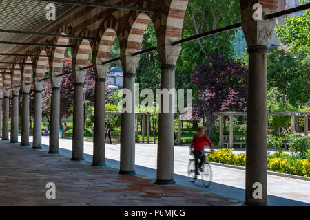 Cour de la mosquée de Piyale Pacha à Beyoglu d''Istanbul,Turquie Banque D'Images