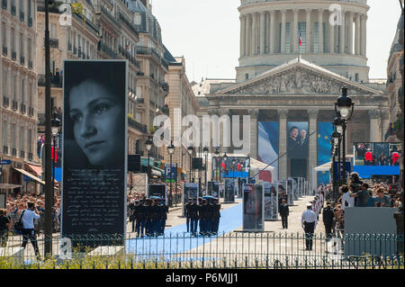 Une vue de l'entrée au Panthéon au cours de la cérémonie d'inhumation. Cérémonie d'inhumation au Panthéon de l'ancien homme politique français, et survivant de l'Holocauste, Simone Veil et son mari Antoine Veil à Paris. L'ancien ministre de la santé, Simone Veil, qui est décédé le 30 juin 2017, devient président du Parlement européen et l'un des plus vénérés par les hommes politiques prônant la loi de 1975 légalisant l'avortement en France. Banque D'Images