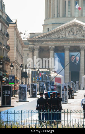 Une vue de l'entrée au Panthéon au cours de la cérémonie d'inhumation. Cérémonie d'inhumation au Panthéon de l'ancien homme politique français, et survivant de l'Holocauste, Simone Veil et son mari Antoine Veil à Paris. L'ancien ministre de la santé, Simone Veil, qui est décédé le 30 juin 2017, devient président du Parlement européen et l'un des plus vénérés par les hommes politiques prônant la loi de 1975 légalisant l'avortement en France. Banque D'Images