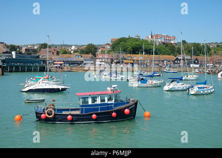 Bateaux amarrés dans le port de Folkestone, Kent, Côte Sud, England UK Banque D'Images