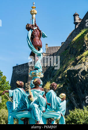 Fonte victorienne Ross fontaine, restauré et peint en bleu et or avec le Château d'Édimbourg, Princes Street Gardens, Édimbourg, Écosse, Royaume-Uni Banque D'Images