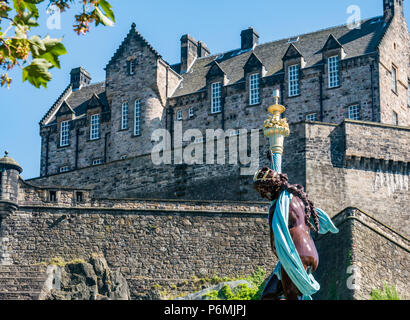 Fonte victorienne Ross fontaine, restauré et peint en bleu et or avec le Château d'Édimbourg, Princes Street Gardens, Édimbourg, Écosse, Royaume-Uni Banque D'Images