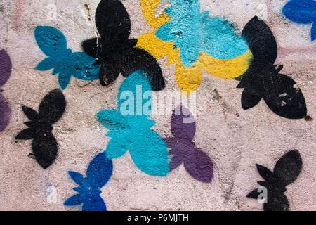 Les différentes couleurs du papillon sont peints sur le mur en volant et insouciante. Vous pouvez voir la légèreté de leur vol et la beauté de leur Banque D'Images