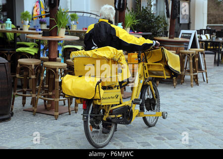 Warnemuende, transporteur de Deutsche Post AG Banque D'Images