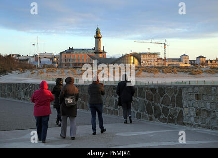 Warnemuende, les gens sur le Westmole avec vue sur le phare et la théière Banque D'Images