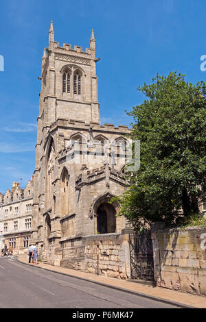 L'église Saint John's au soleil avec ciel bleu, Stamford, Lincolnshire, Angleterre, RU Banque D'Images