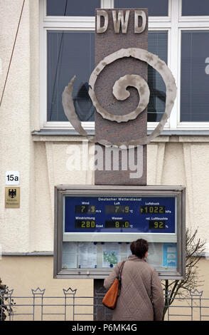 Warnemuende, femme elle-même sur un tableau de bord informe le service météorologique allemand de Banque D'Images