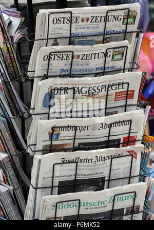 Warnemuende, des journaux dans un kiosque Banque D'Images