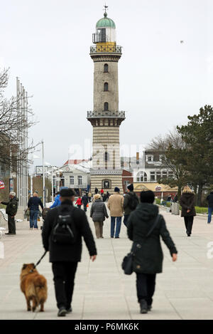 Warnemuende, les gens sur la promenade de la plage devant le phare Banque D'Images