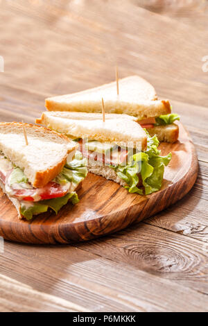 Photo de sandwiches avec des cure-dents Banque D'Images