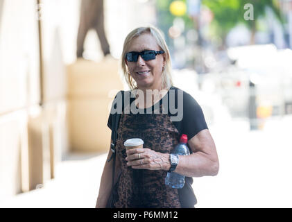 Le légendaire joueur de tennis féminin, Martina Navratilova, arrive à la BBC pour figurer sur "l'Andrew Marr Show'. Banque D'Images