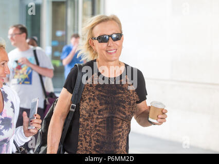 Le légendaire joueur de tennis féminin, Martina Navratilova, arrive à la BBC pour figurer sur "l'Andrew Marr Show'. Banque D'Images