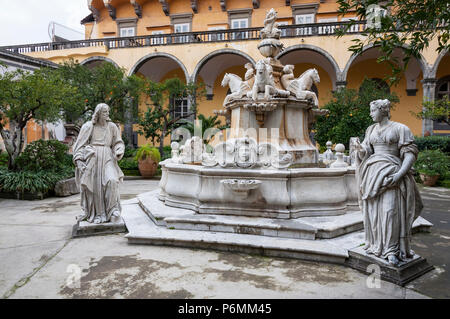 NAPLES , ITALIE LE 16/10/2016 Le cloître de San Gregorio Armeno, Naples Banque D'Images